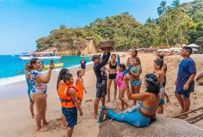 Uno de los momentos favoritos del Tour Marigalante de Día. Nuestra sirenita y la tripulación pirata hacen que los niños vivan la fantasía con juegos, búsqueda del tesoro, pintacaritas y fotos inolvidables en Playa Majahuitas. Un tour 100% familiar y seguro.