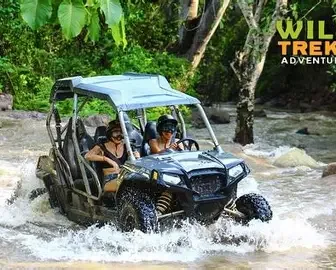 Familia cruzando río en RZR 4x4 durante tour de aventura en Puerto Vallarta
