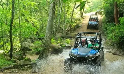 RZR atravesando un camino lleno de lodo durante una emocionante aventura todoterreno en River Park, Puerto Vallarta