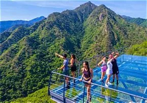 Turista viviendo una experiencia única en Jorullo Point, uno de los miradores más espectaculares de Puerto Vallarta, con vistas panorámicas de la selva y las montañas. 🌄✨