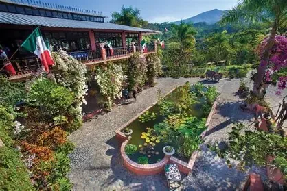 Vista aérea del Jardín Botánico de Vallarta, rodeado de exuberante vegetación tropical, senderos naturales y la selva de la Sierra Madre.