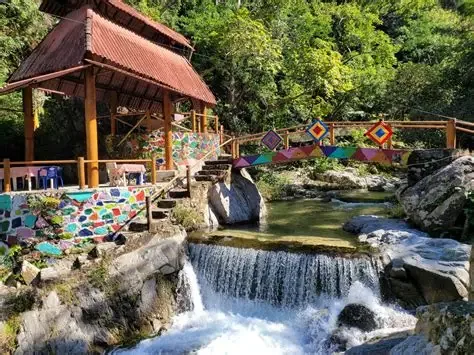 Río cristalino de Kawitu Park en Mismaloya, rodeado de selva tropical, cascadas naturales, piedras grandes y hamacas para descansar. Lugar ideal para nadar en Puerto Vallarta.