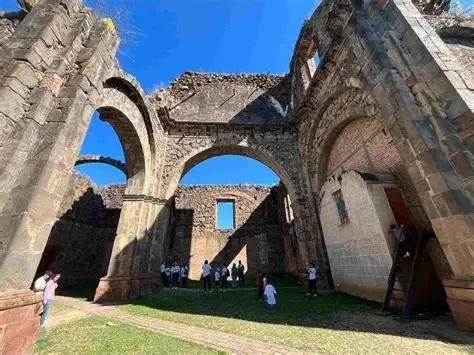 ⛪ Impresionante vista de la histórica Iglesia Inconclusa de la Preciosa Sangre en Mascota, un emblemático monumento de piedra rodeado por el encanto colonial del Pueblo Mágico.
